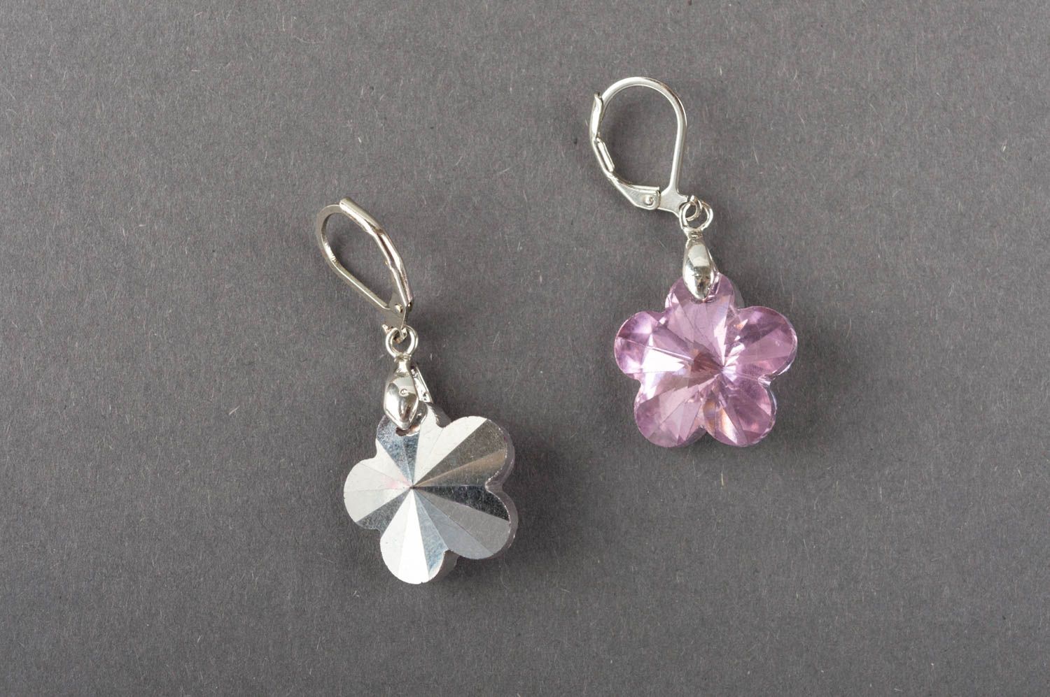 Boucles d'oreilles avec cristaux roses en forme de fleurs pendantes faites main photo 3