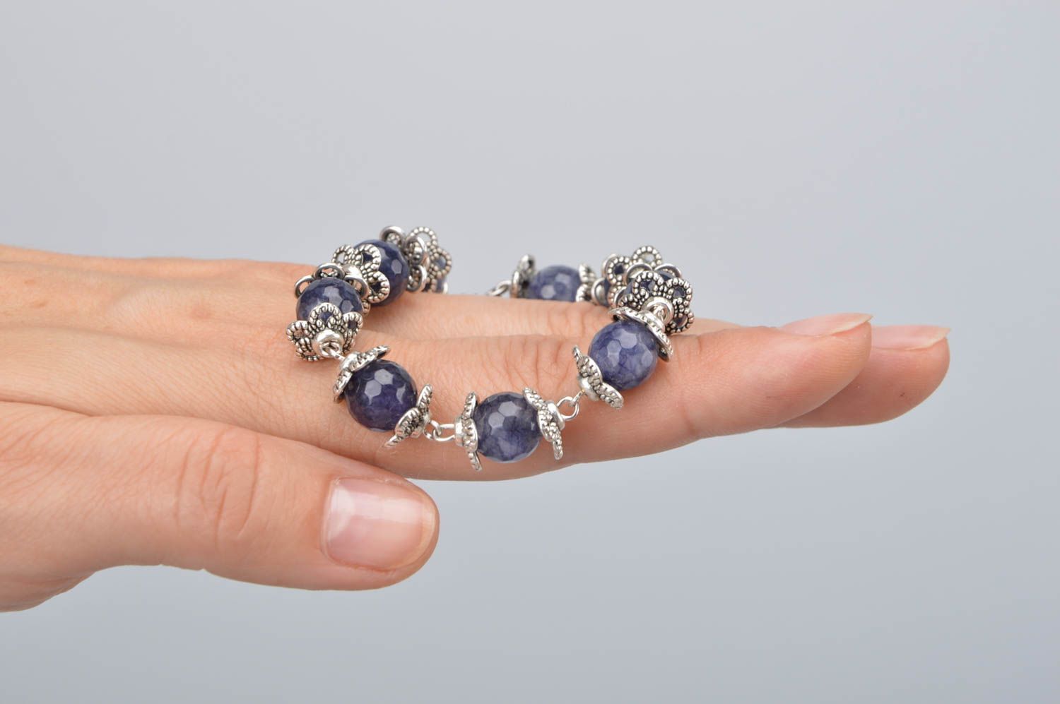 Schönes elegantes violettes Armband mit Glasperlen handmade für Damen Tropfen foto 2