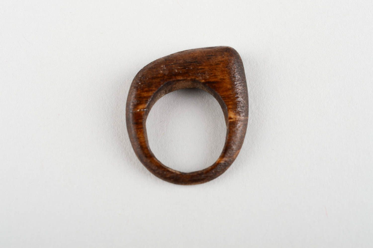 Дизайнерское украшение хенд мейд изделие из дерева темное кольцо из дерева фото 2