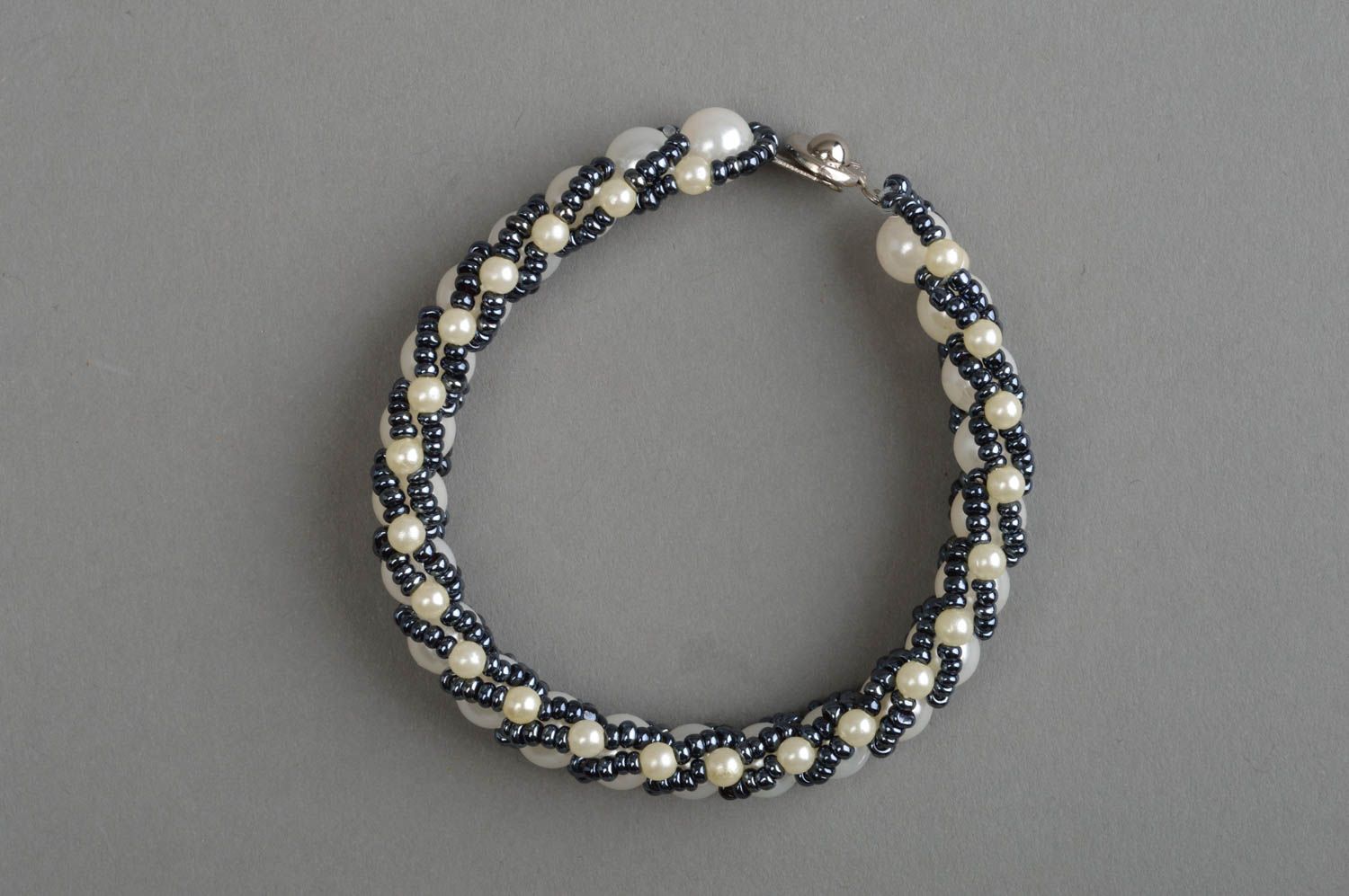 Bracelet en perles de rocaille et perles fantaisie fait main noir et blanc photo 3