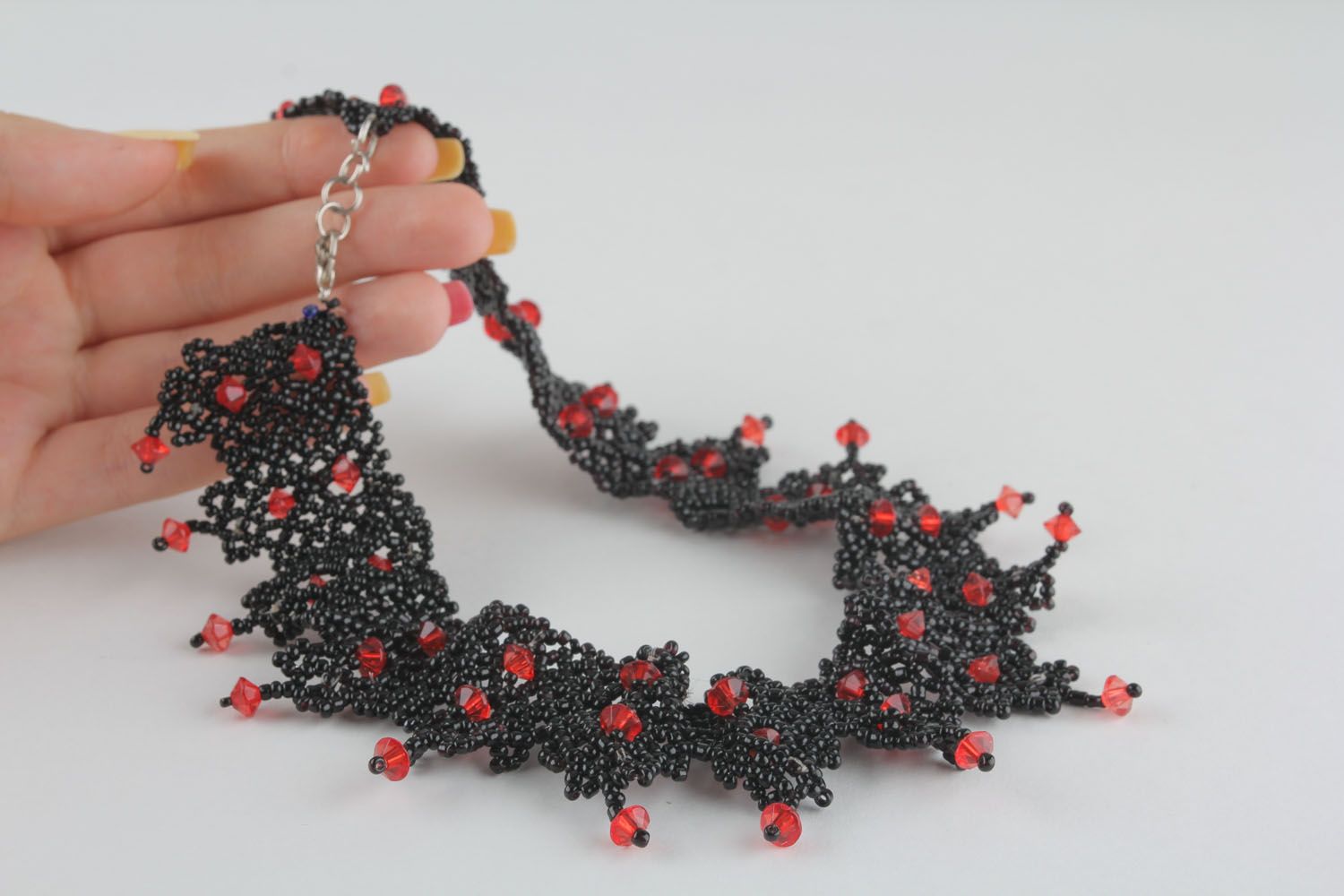 Schwarzes Collier mit roten Perlen foto 4