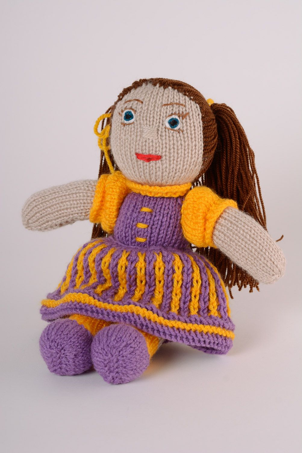 Schöne weiche künstlerische Puppe handmade aus Acrylgarn gehäkelt im violetten Kleid foto 1