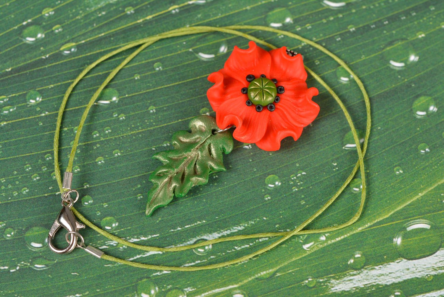 Кулон цветок из полимерной глины на зеленом шнурке красный мак ручная работа фото 1