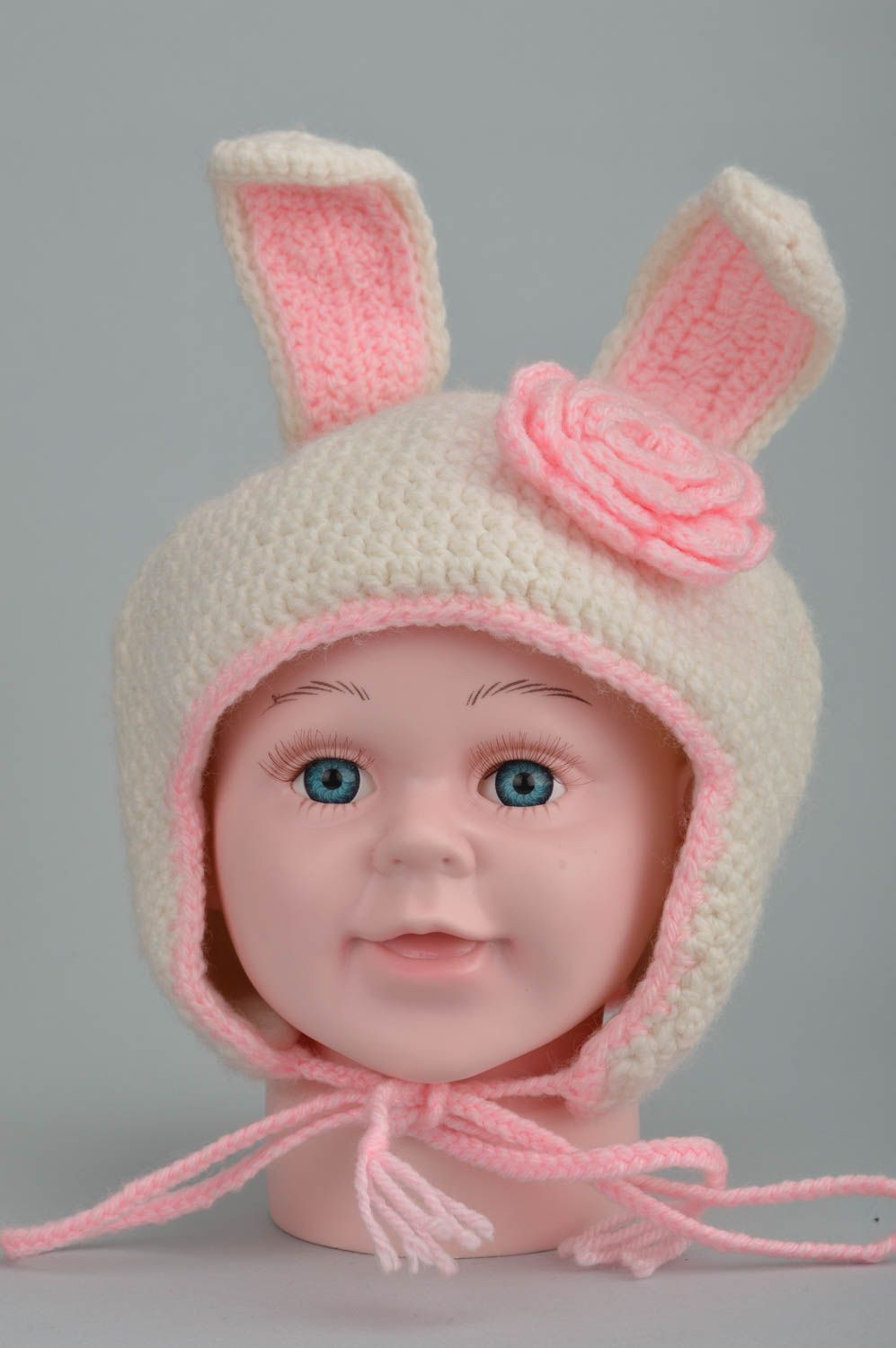 Bonnet tricoté pour bébé fait main blanc avec rose en fils de laine et coton photo 2