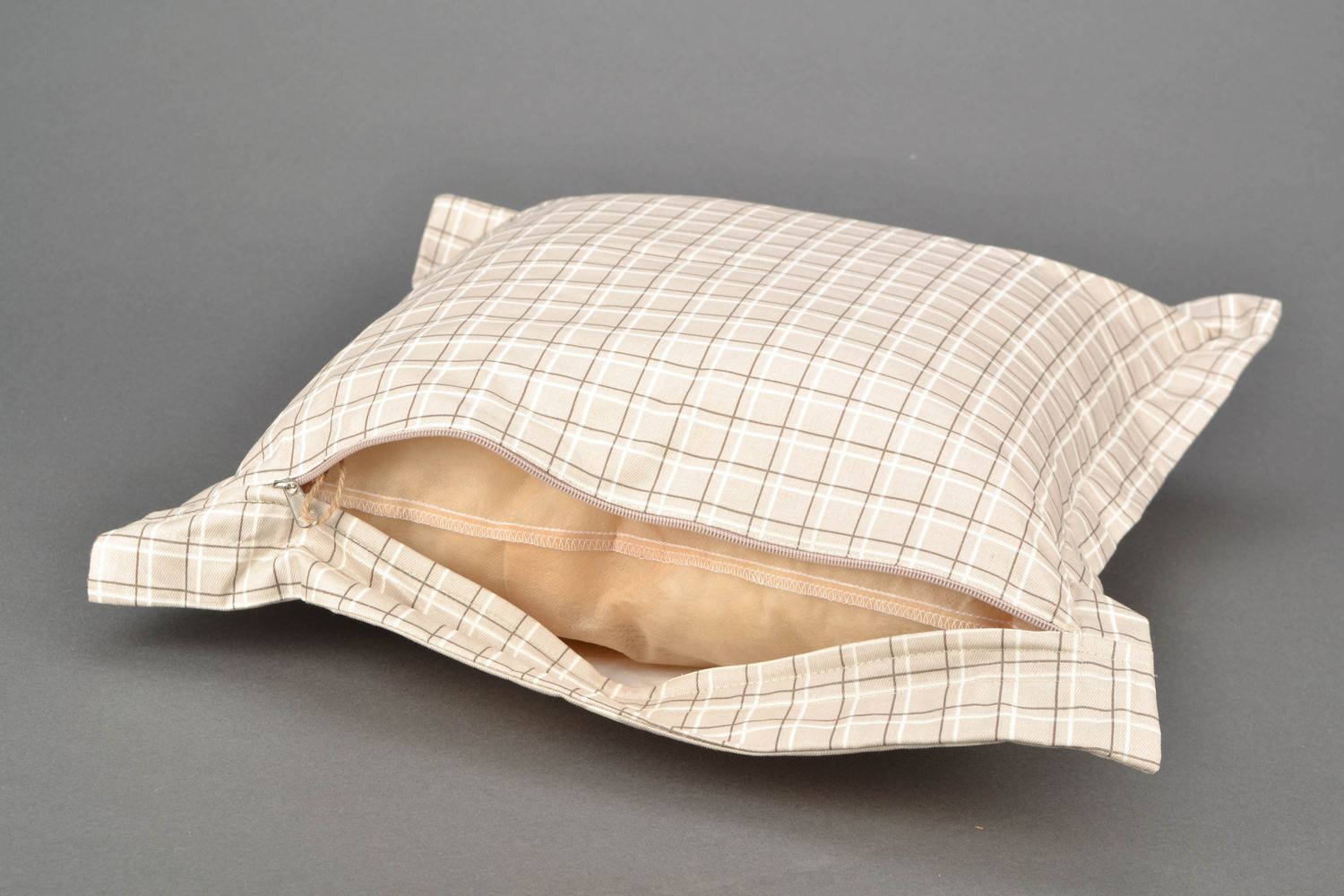 Мягкая диванная подушка маленькая в горошек фото 4