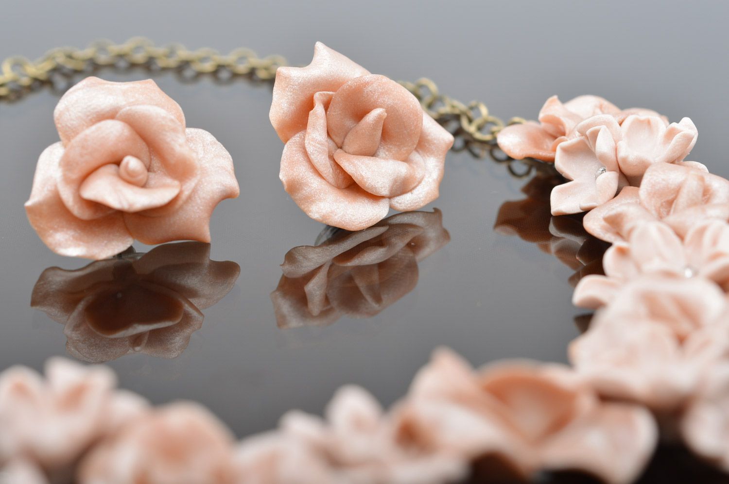 Set de bijoux en pâte polymère boucles d'oreilles collier rose fait main photo 2