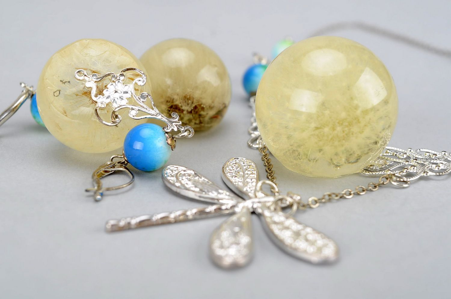 Conjunto de jóias com resina epóxi: colar e brincos foto 3
