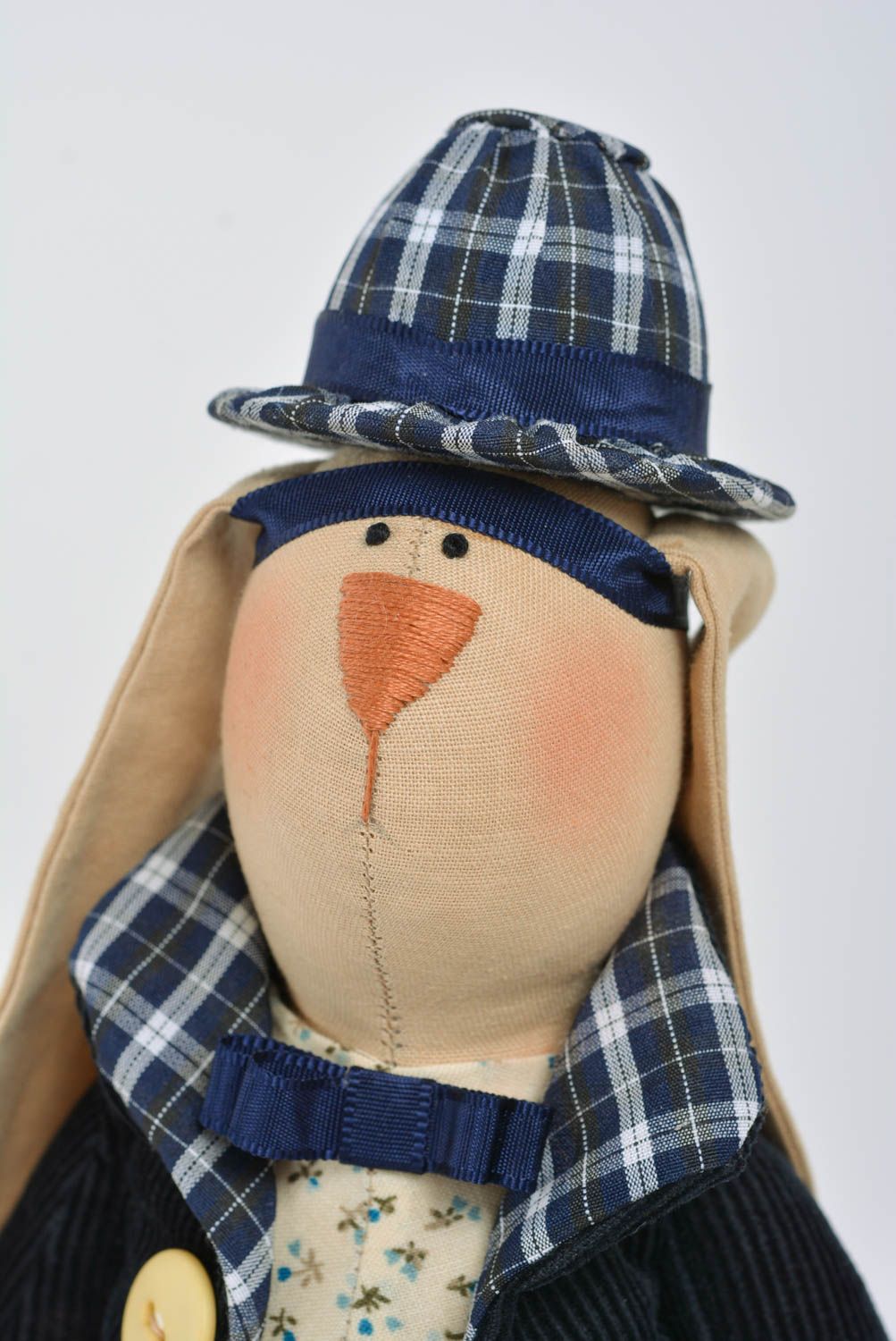 Мягкая игрушка ручной работы заяц в вельветовом костюме для маленьких мальчиков фото 2