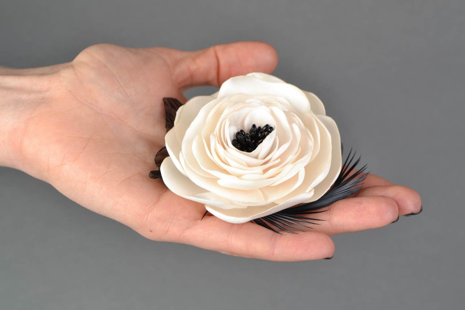 Broche fleur rose blanche en mousseline de soie faite main cadeau pour femme photo 2