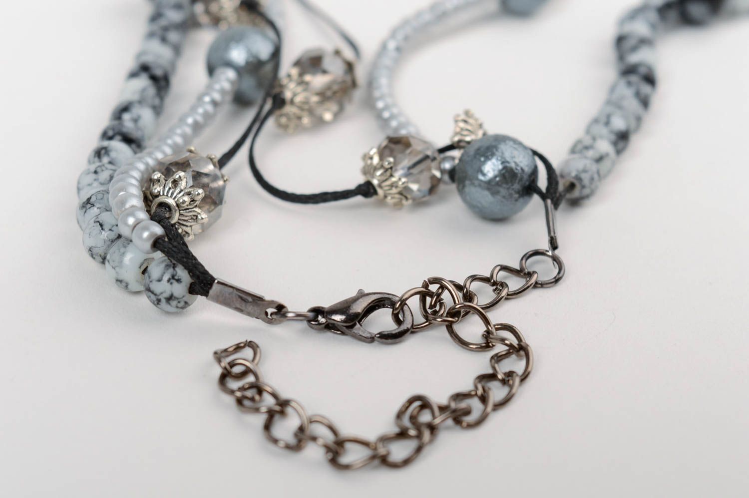 Grauer Anhänger aus keramischen Perlen und böhmischem Kristall handmade Schmuck  foto 4