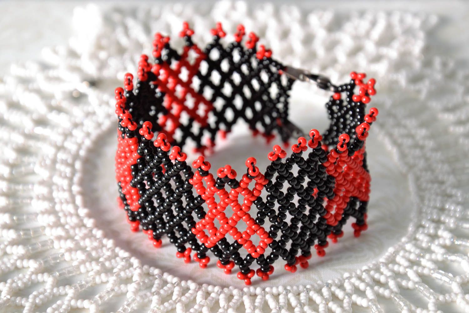 Red and black beaded bracelet photo 1