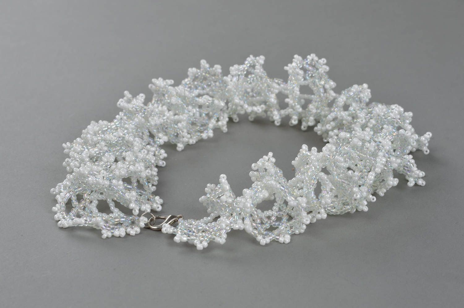 Ажурное белое ожерелье из бисера ручной работы нарядное красивое праздничное фото 3