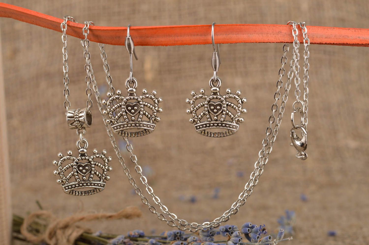 Набор украшений серьги и кулон на цепочке из металла ручной работы Корона фото 1