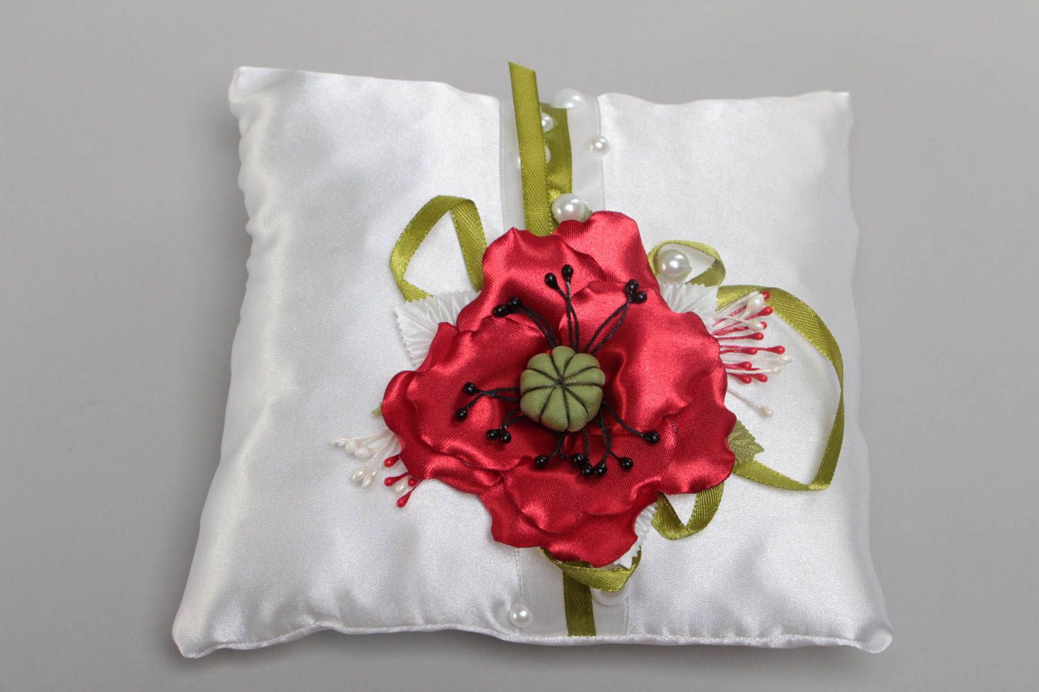Свадебная подушечка для колец из атласа с маковым цветком ручной работы фото 2