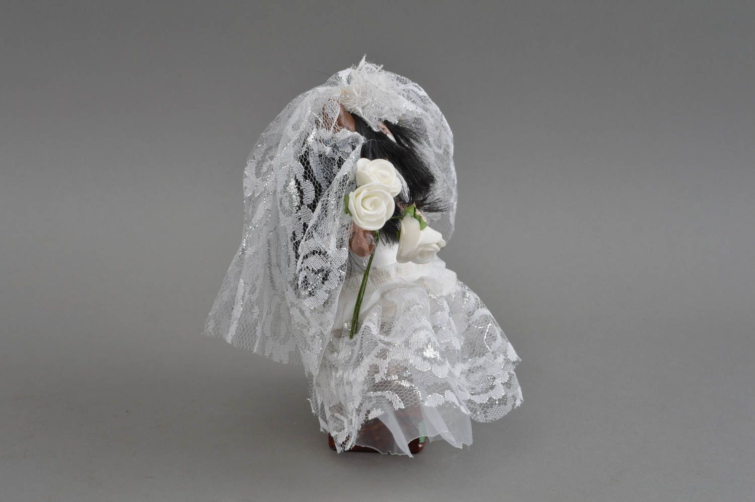 Künstlerisches Kuscheltier aus Stoff mit Untersatz bemalt Braut handgefertigt foto 3