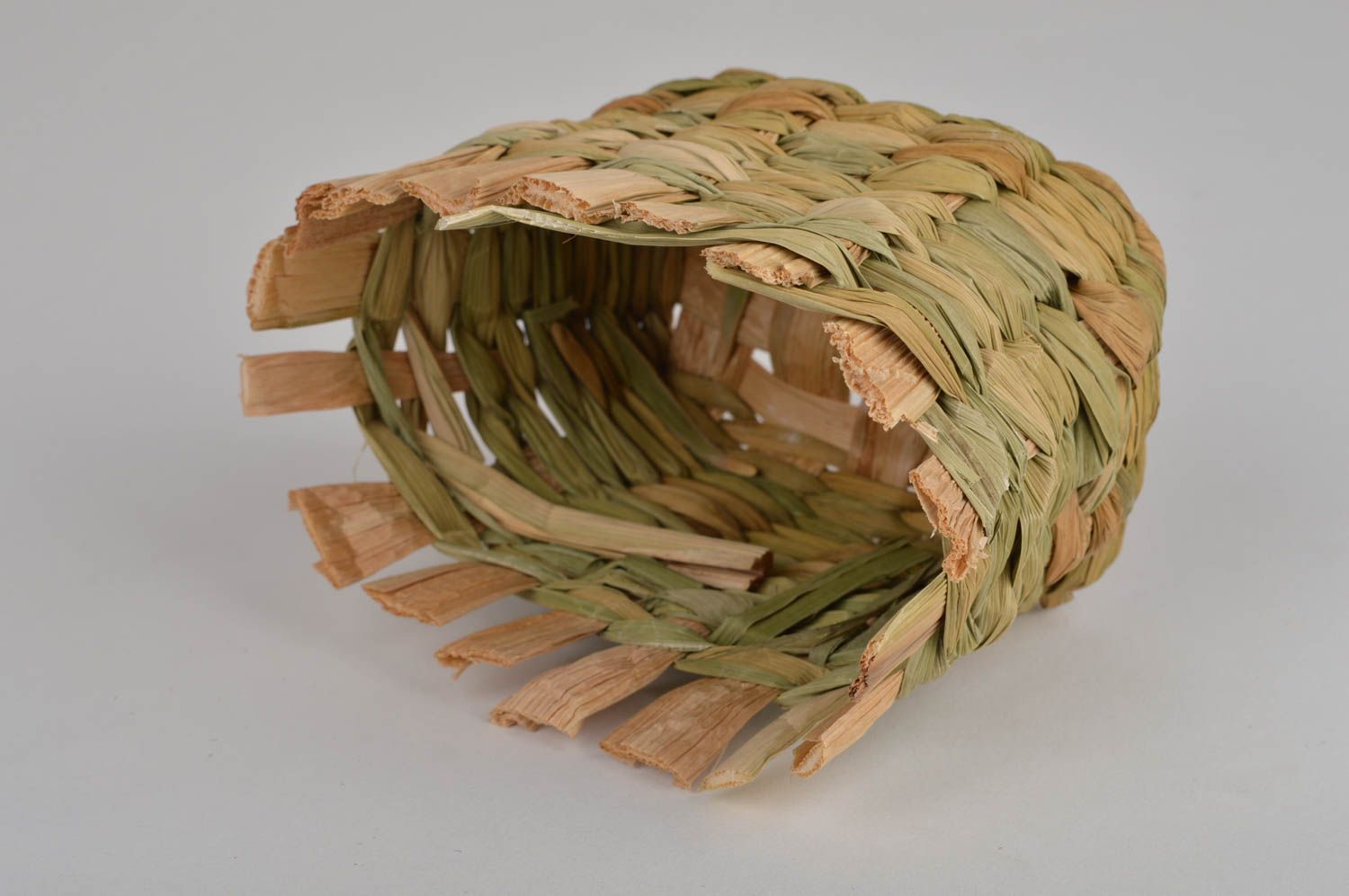 Изделия из кукурузных листьев декоративная корзиночка для бутылки ручной работы фото 4