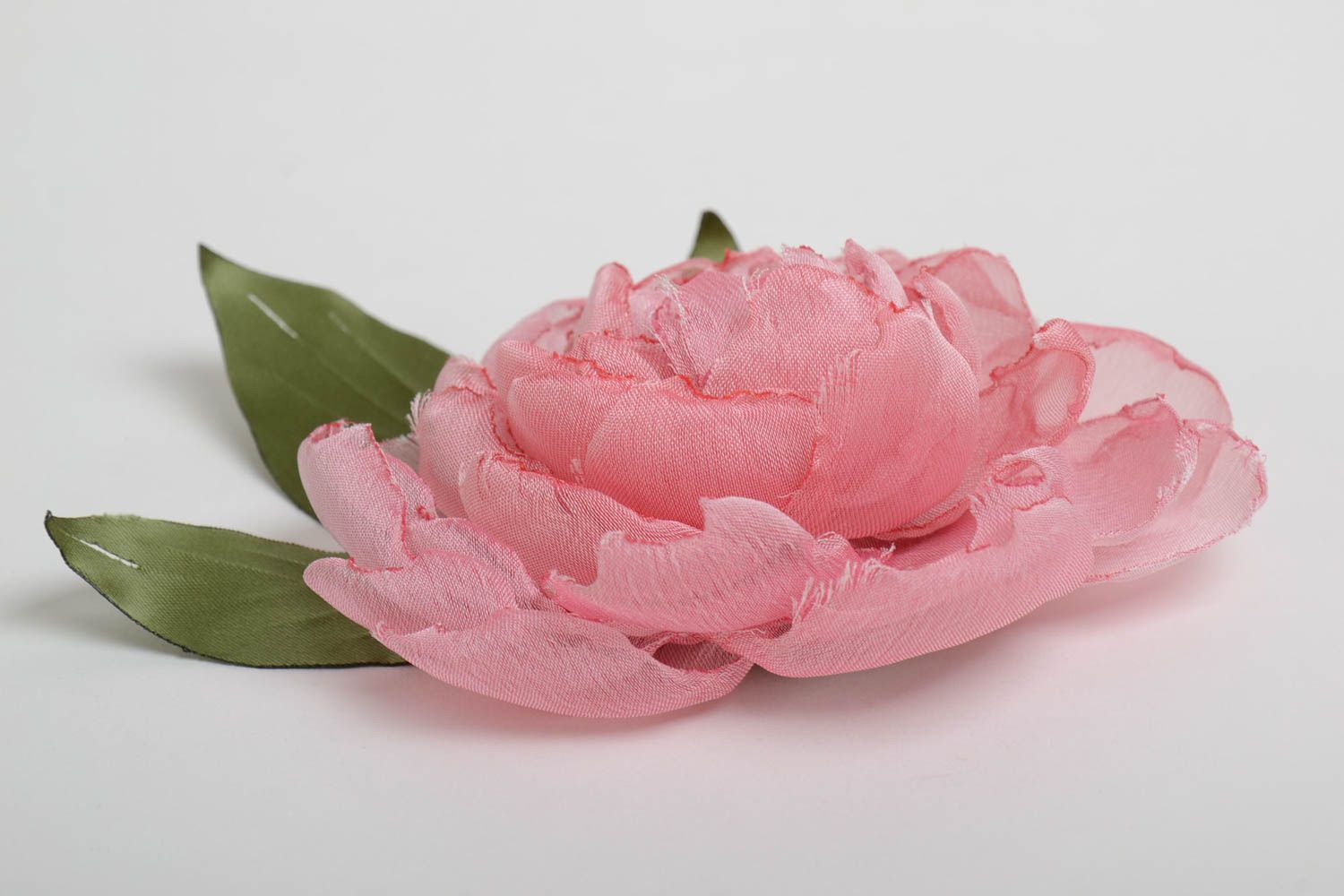 Брошь цветок из ткани нежная розовая с листиками женская ручной работы фото 2