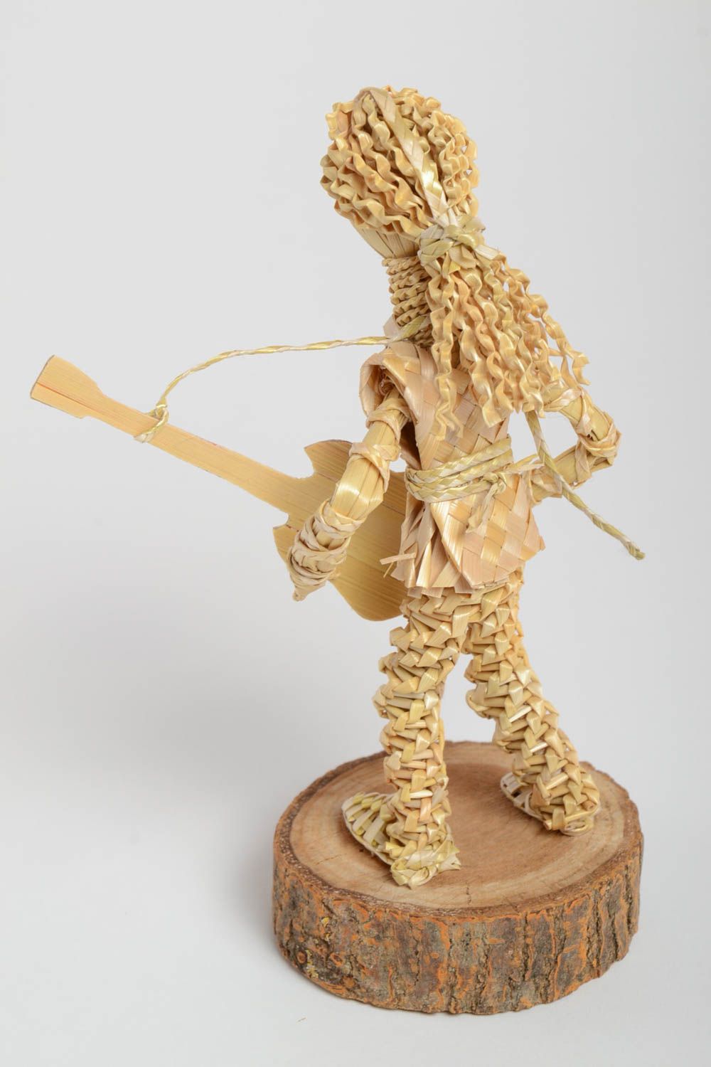 Статуэтка плетеная из соломы в виде музыканта ручной работы на подставке фото 3