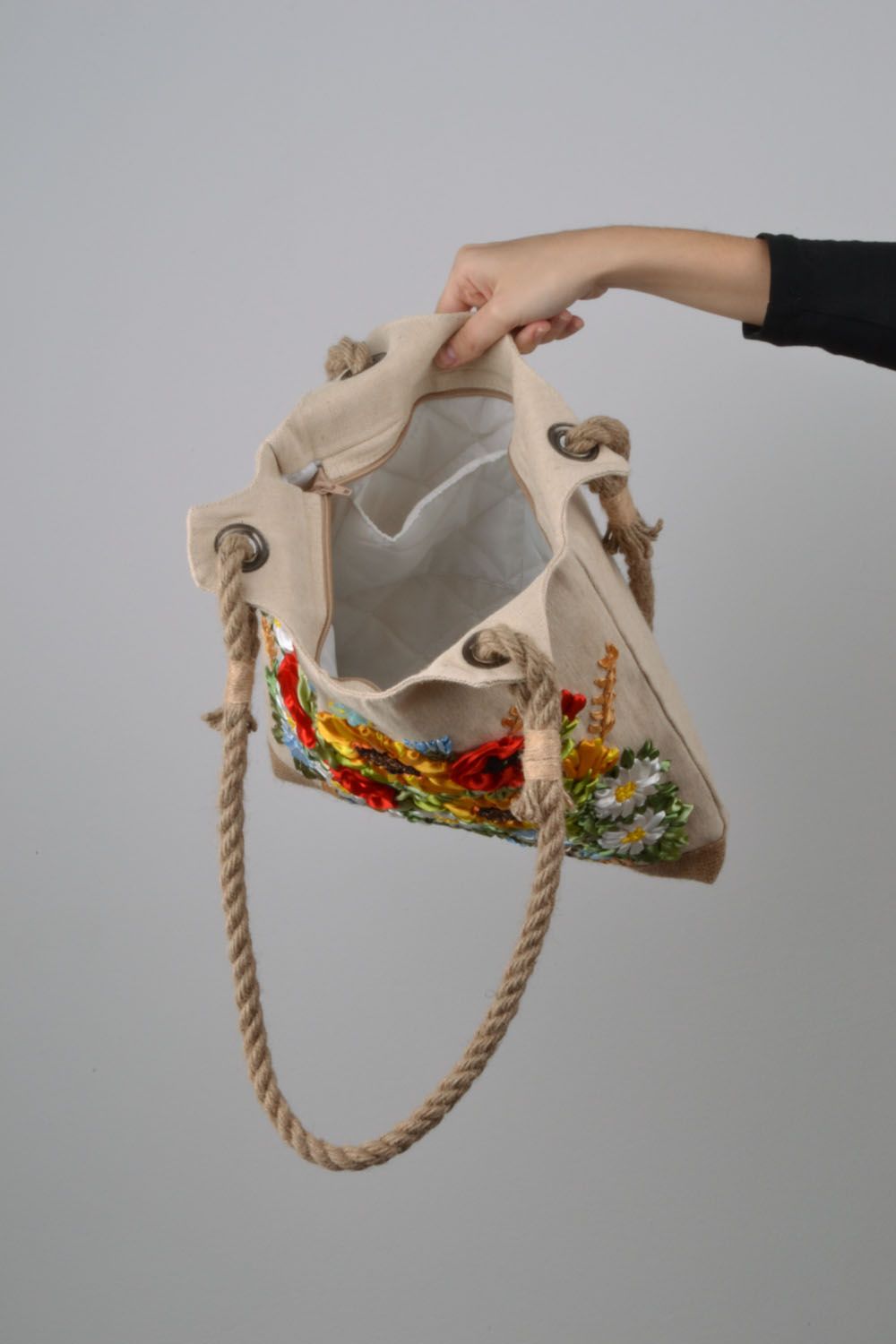 Bolsa de mujer con flores bordadas con cintas de raso foto 4