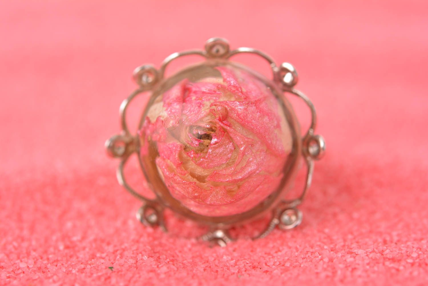 Bague boule Bijou fait main fleur de rose sous résine époxy Accessoire femme photo 1