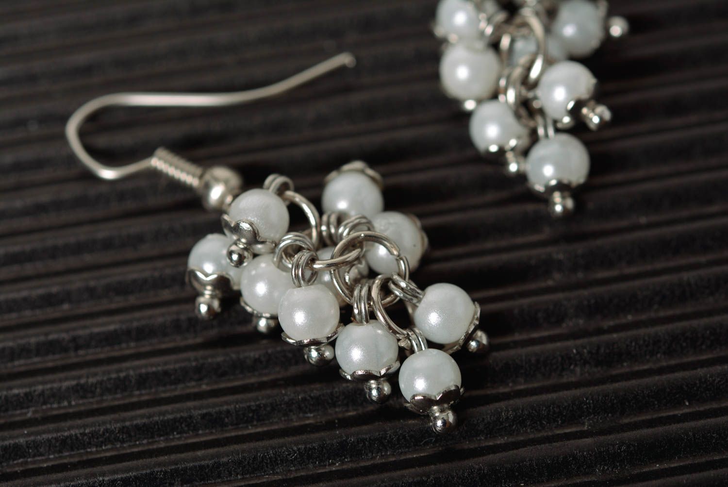 Künstlerische schöne interessante Gehänge Ohrringe aus Perlen für Damen handmade foto 4