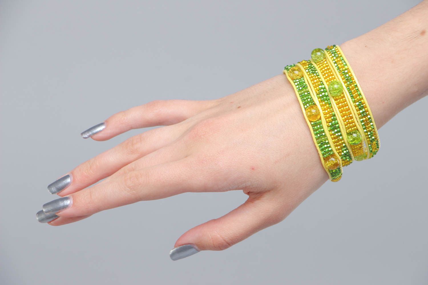 Bracelet en perles de rocaille et verre brisé large fait main jaune-vert photo 5