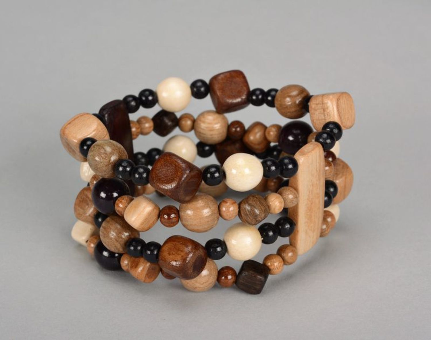 Bracelet manchette en perles de bois photo 1