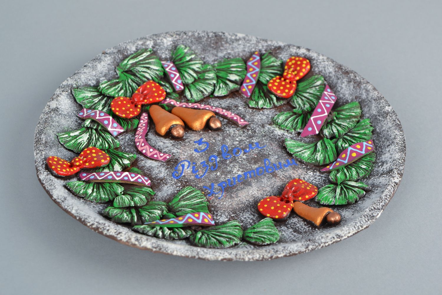 Ceramic wall plate in the shape of Christmas wreath photo 4
