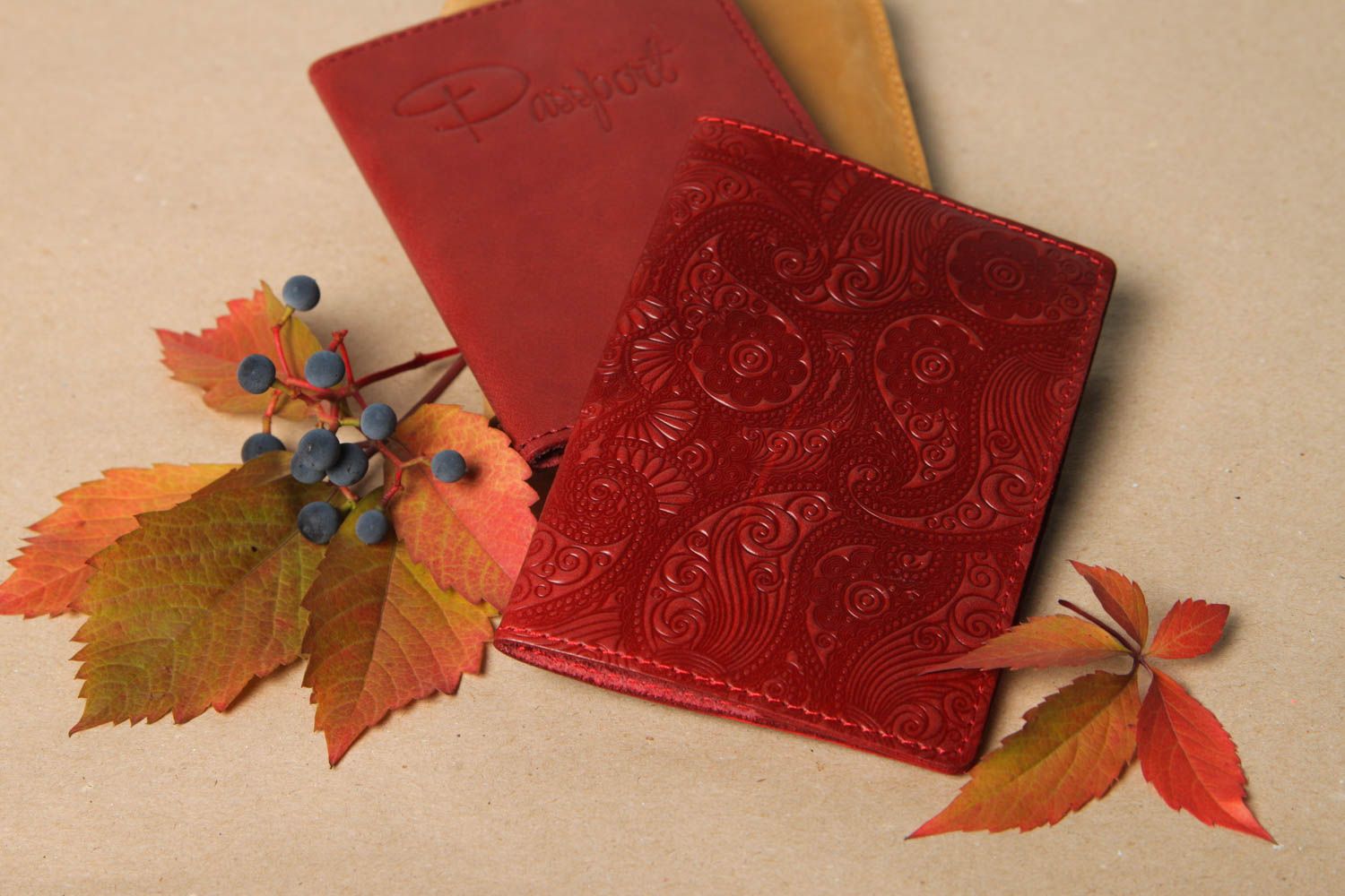 Оригинальный подарок хенд мейд аксессуар из кожи красная обложка на паспорт фото 1