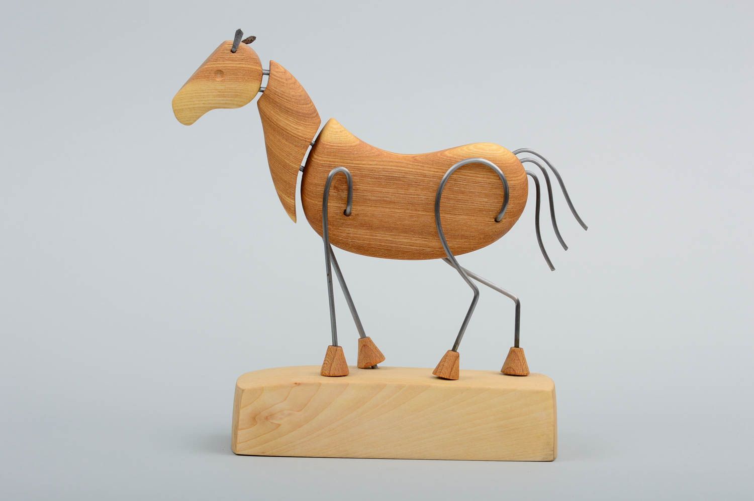 Figurine cheval fait main Statuette déco Cadeau original souvenir en bois photo 1