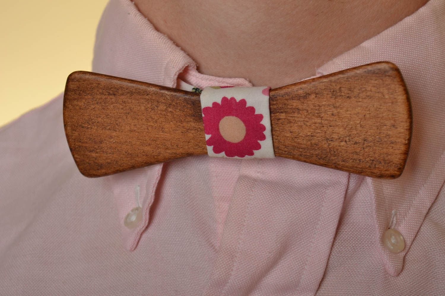 Деревянный галстук бабочка ручной работы из коттона оригинальная с цветочком фото 1