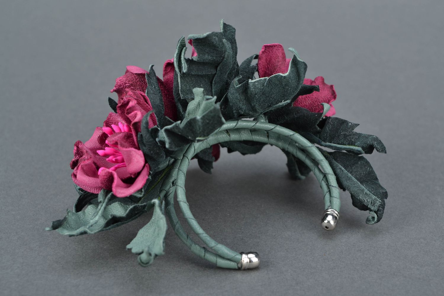 Hangemachtes Armband mit Blumenmotiv aus Naturleder originell foto 4