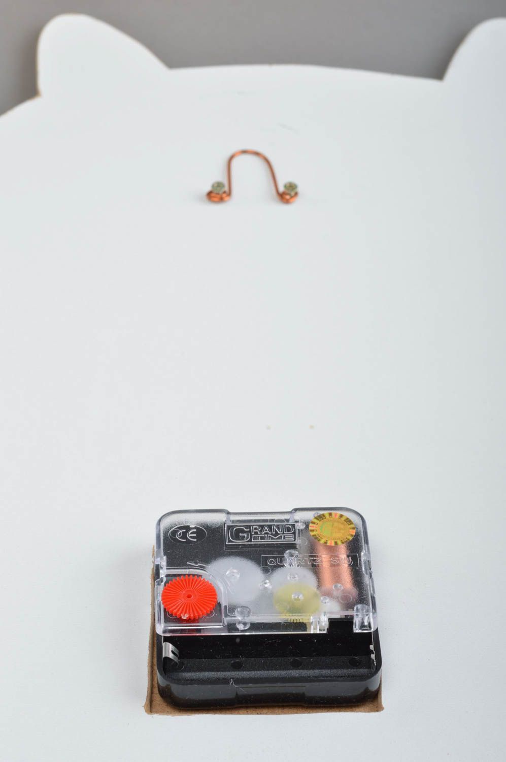 Часы в технике декупаж из фанеры в детскую в виде маленькой совы ручной работы фото 5