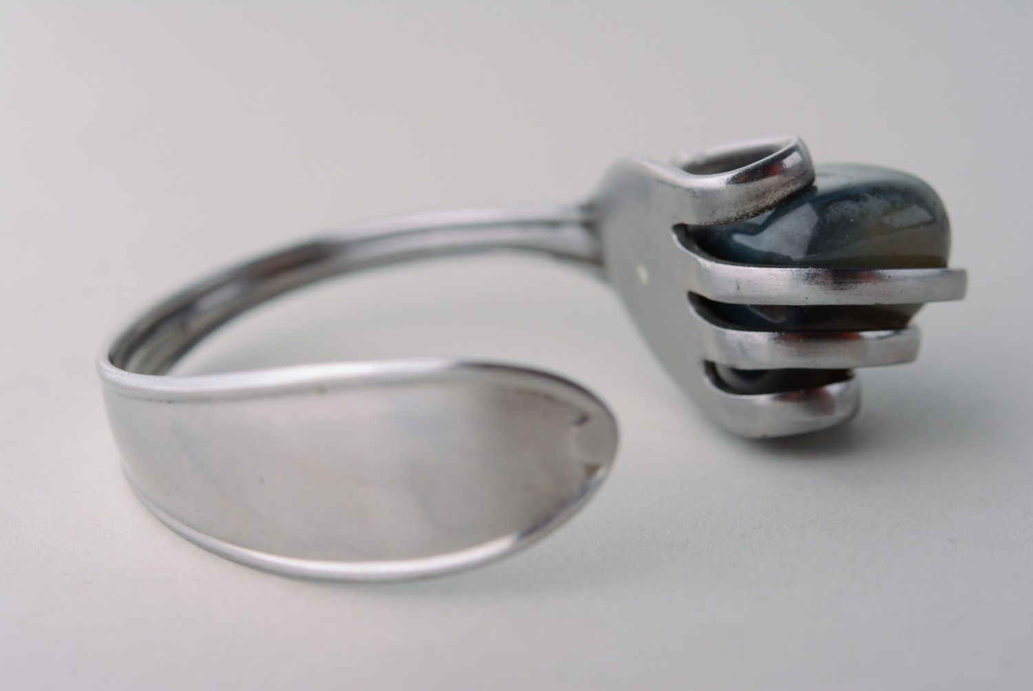 Bracelet en inox étroit fait main à partir de fourchette avec pierre verte photo 4