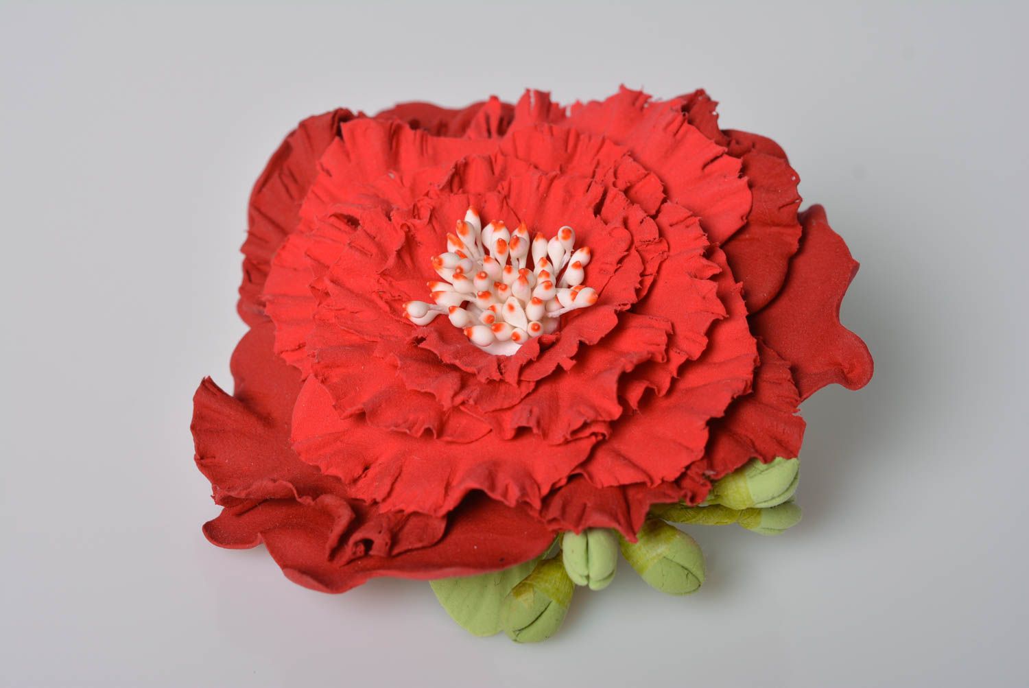 Заколка из полимерной глины ручной работы в виде красного цветка красивая фото 5