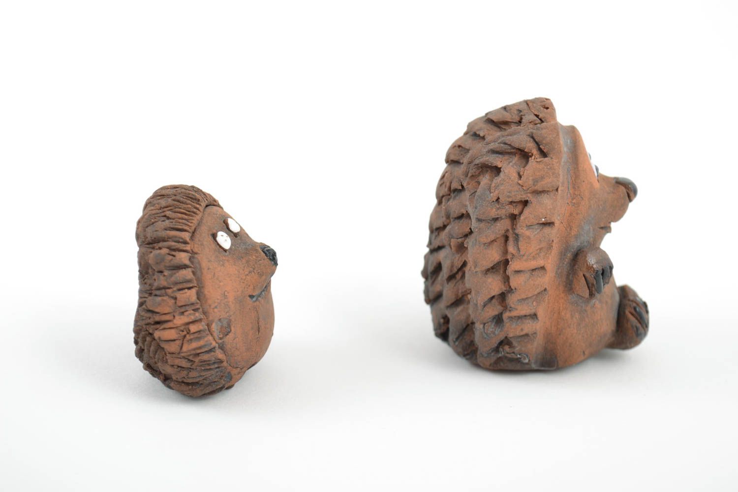 Statuine fatte a mano in ceramica set di due animali ricci divertenti piccoli foto 3
