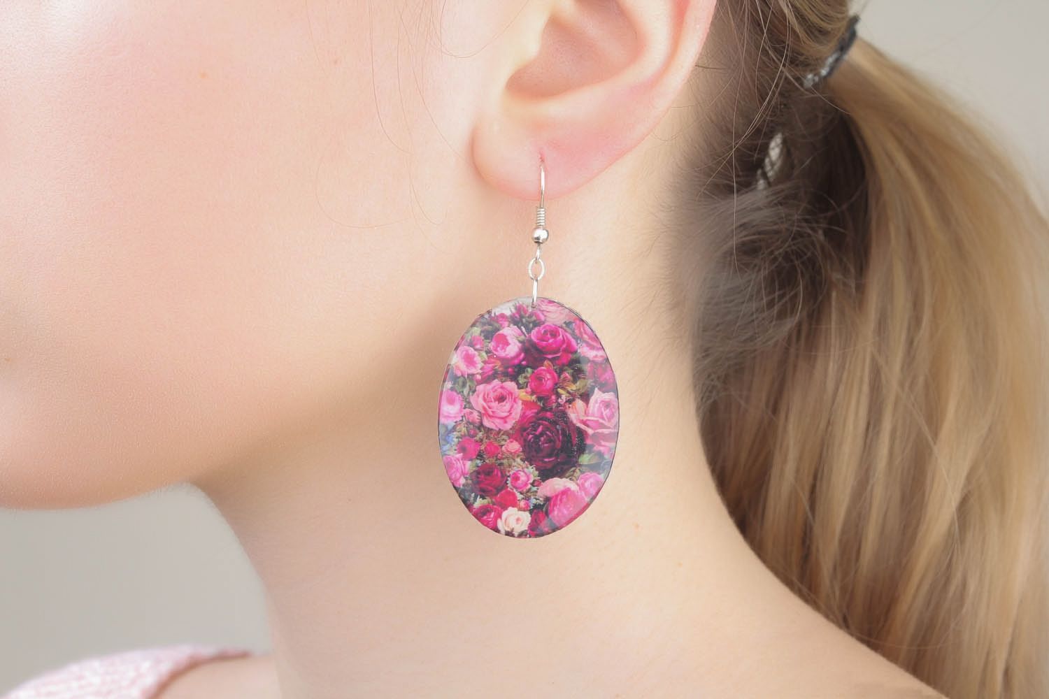 Boucles d'oreilles fantaisie ovales avec roses  photo 1
