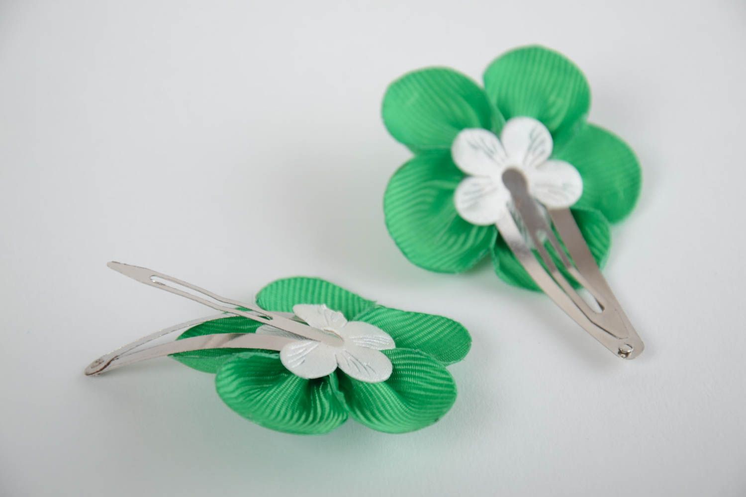 Set of 2 handmade designer green rep ribbon flower hair clips for children photo 3