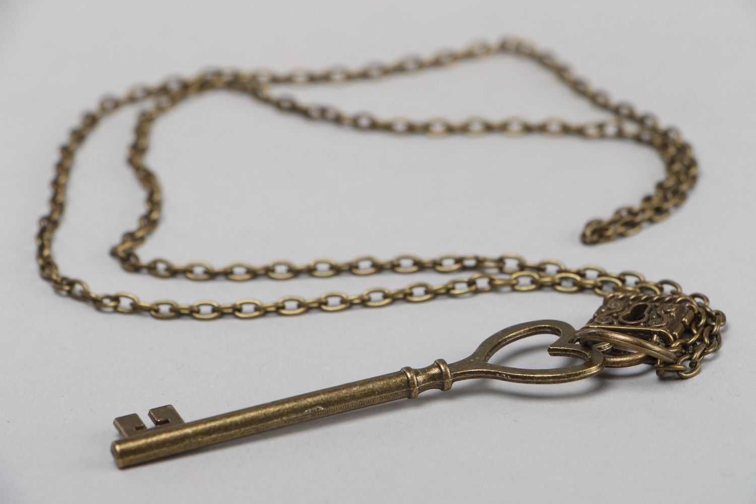 Pendentif en métal sur chaînette longue fait main clé avec serrure pour femme photo 3