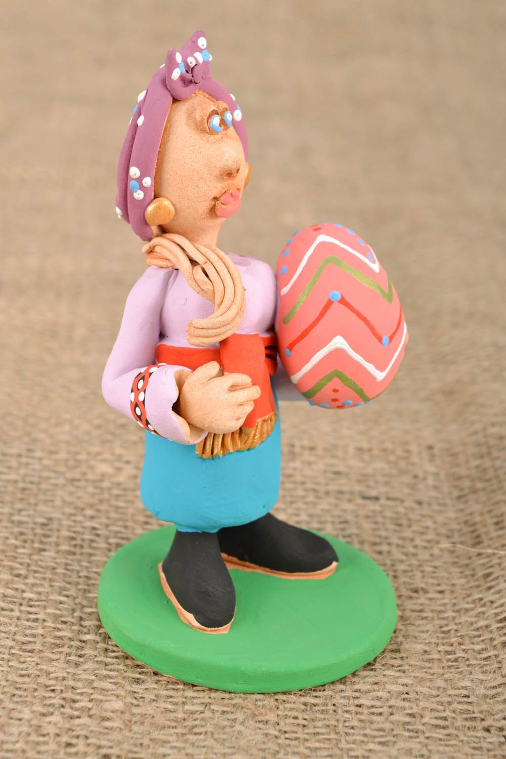 Statuette en argile Femme cosaque avec un œuf de Pâques photo 1