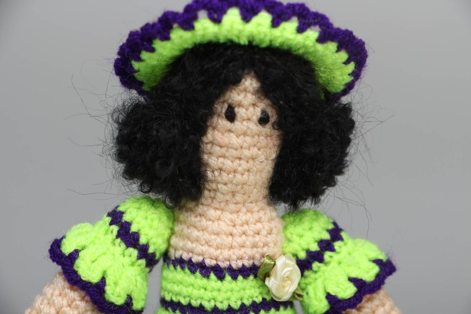 Мягкая вязаная кукла Дамочка в шляпе фото 2