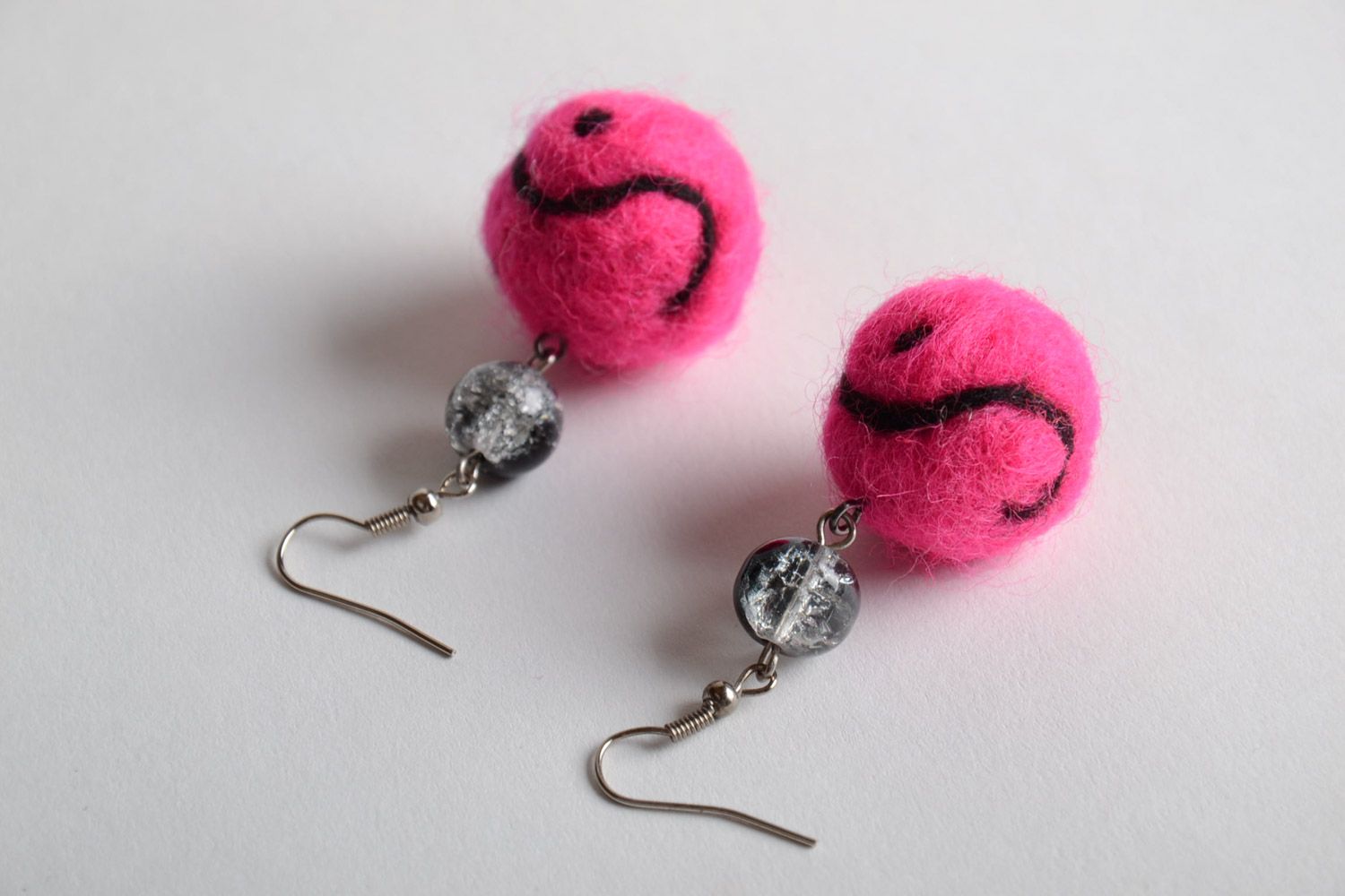 Boucles d'oreilles boules en laine feutrée faites main roses pendantes photo 3