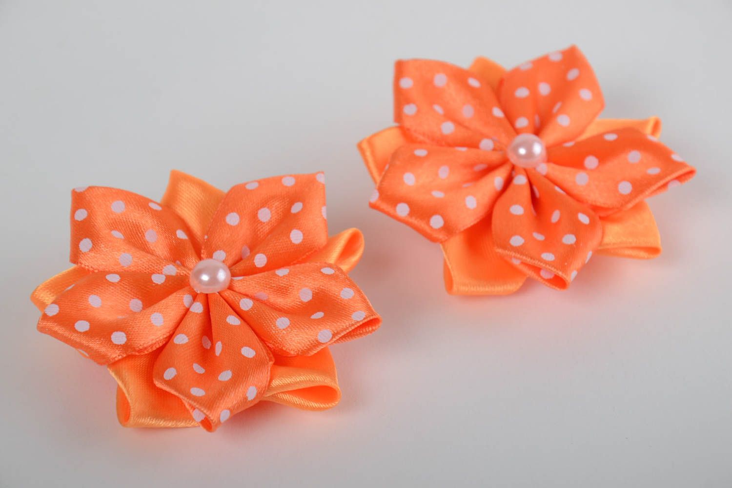 Заколки цветы из атласных лент набор из 2 штук оранжевые ручной работы детские фото 5