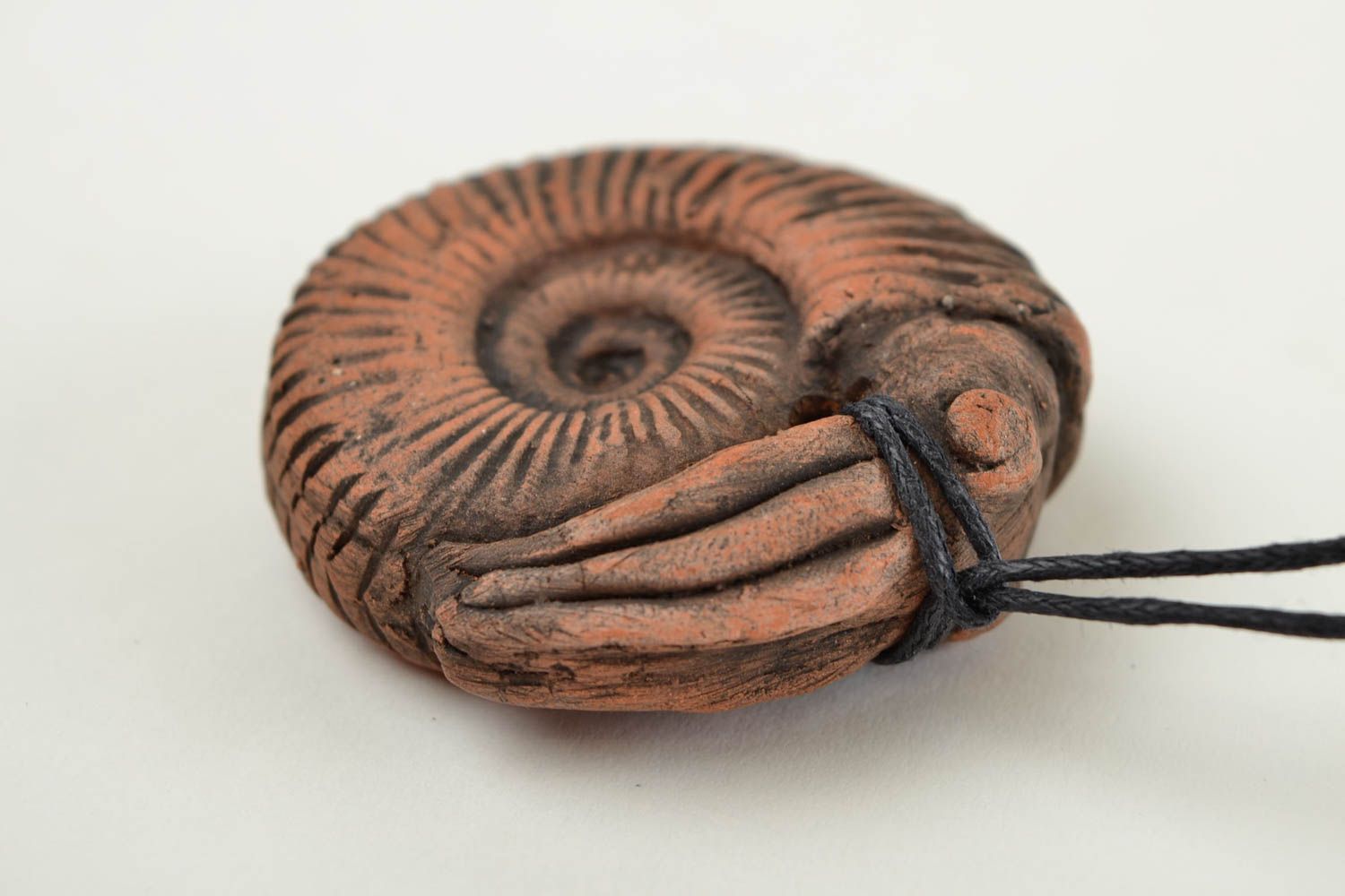 Pendentif terre cuite Bijou fait main ammonite marron Cadeau pour femme photo 5