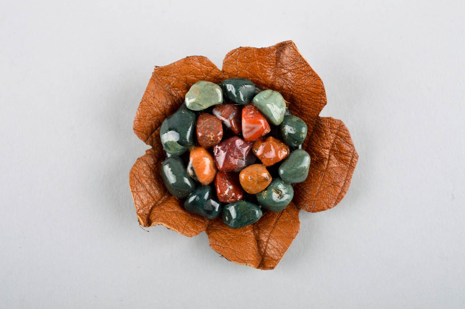 Broche fleur Bijou fantaisie fait main Accessoire en cuir et pierres naturelles photo 2