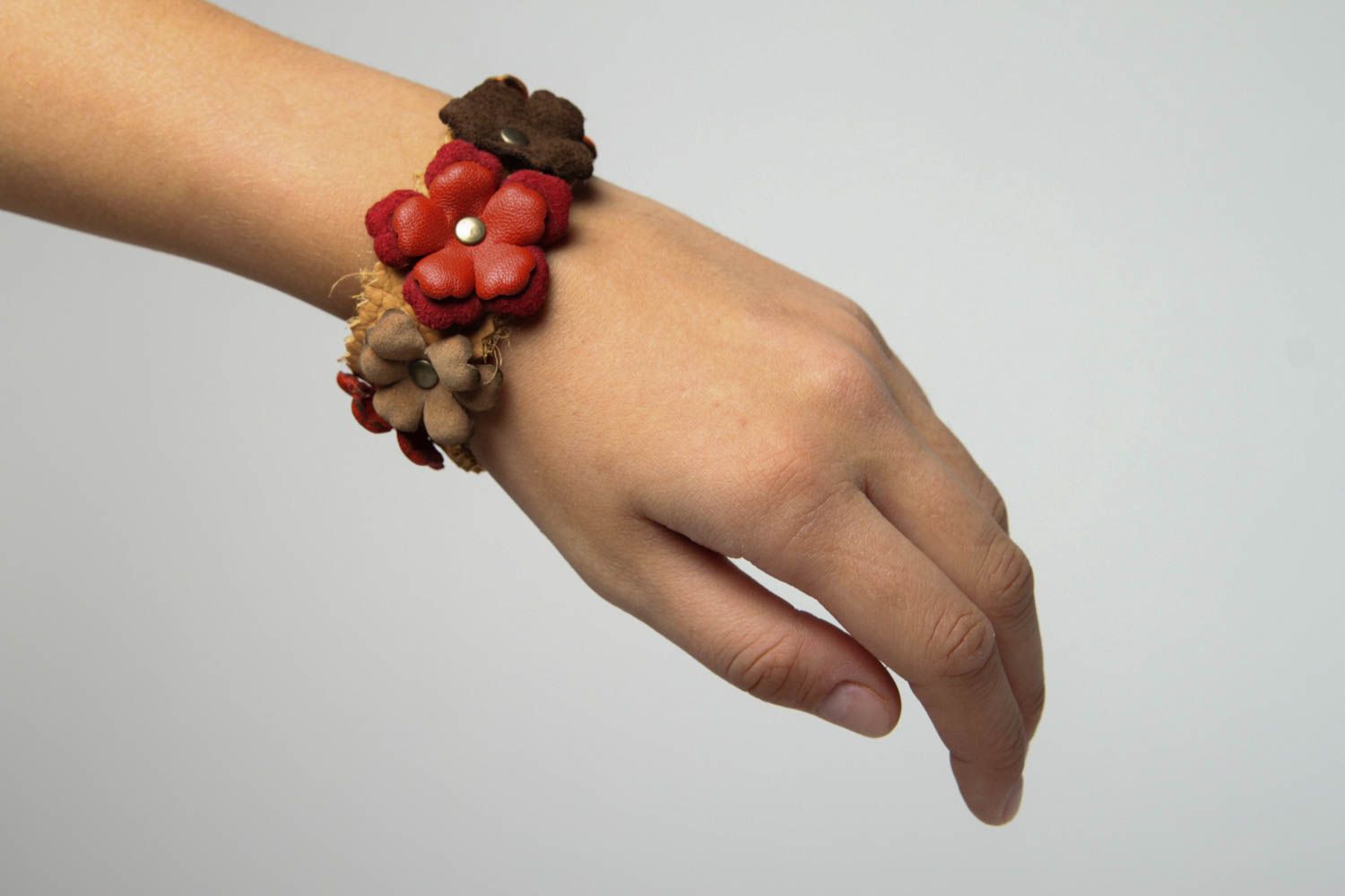 Кожаный браслет ручной работы с цветами браслет на руку украшение из кожи фото 2