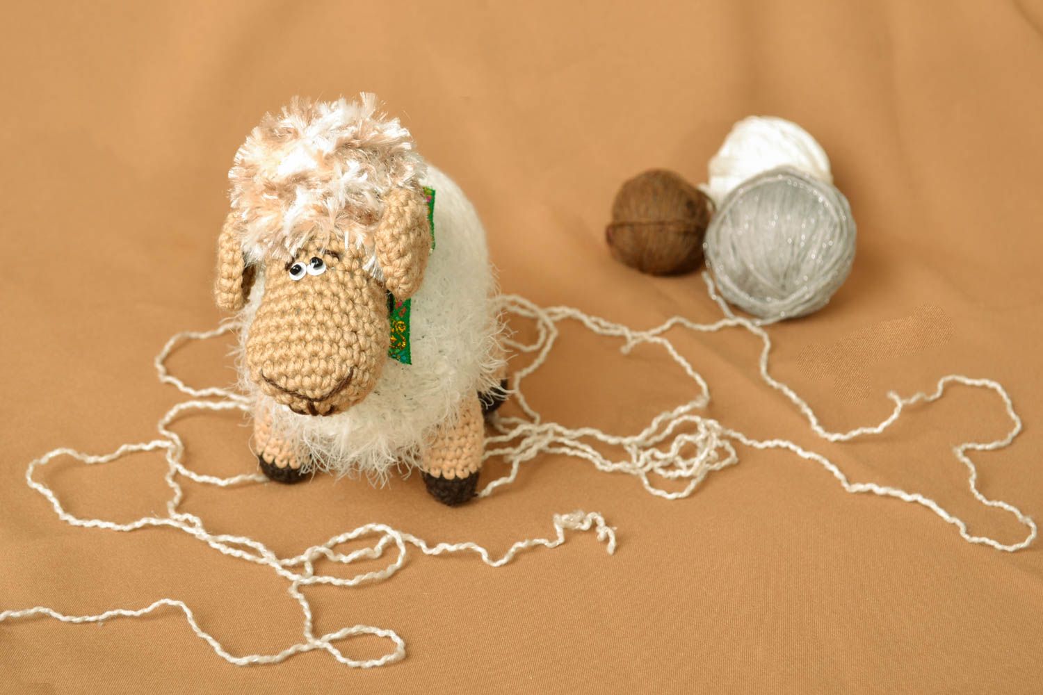 Вязаная игрушка Маленькая овечка фото 5
