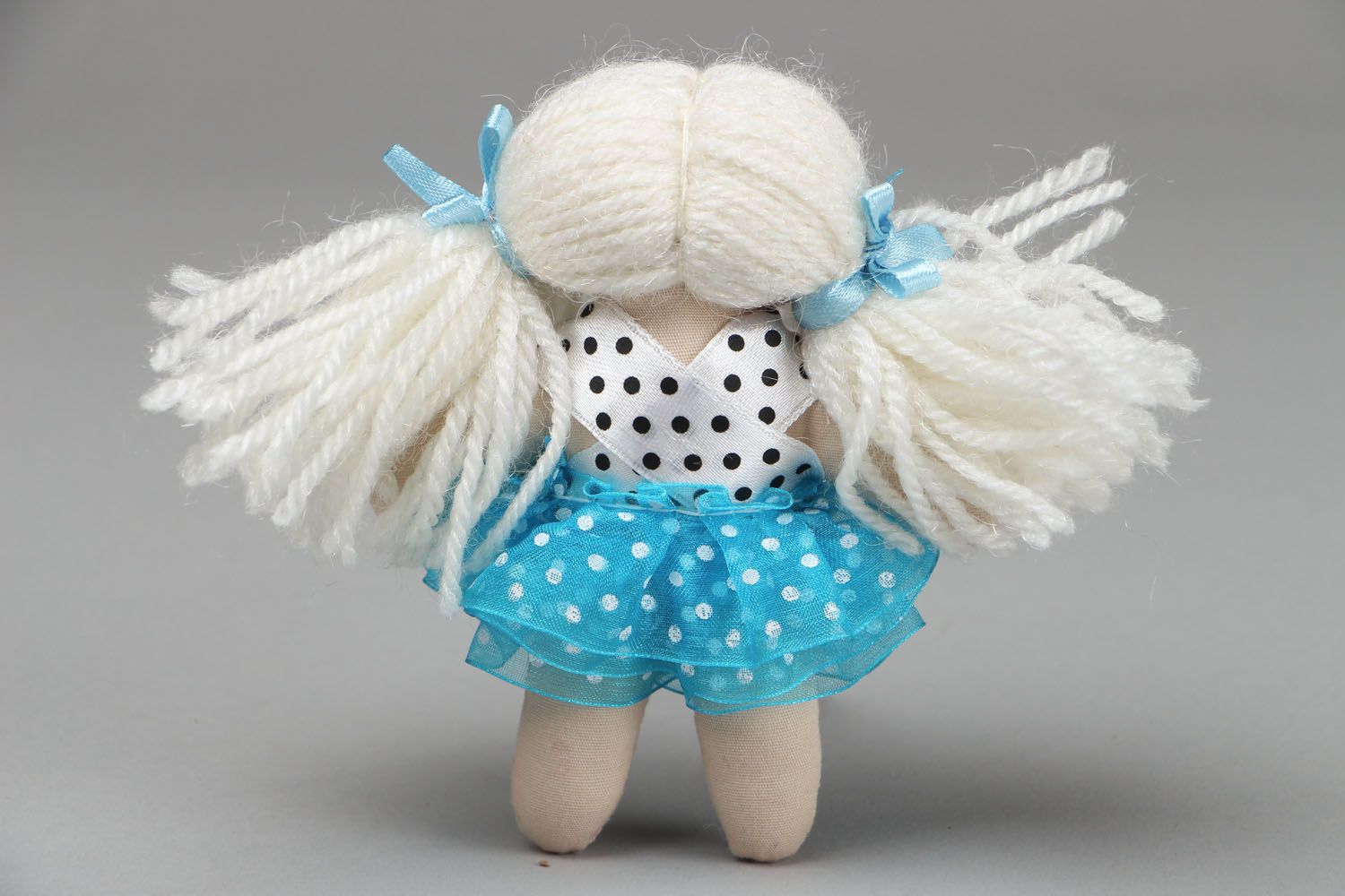 Muñeca artesanal en la falda azul, muñeca de autor foto 3