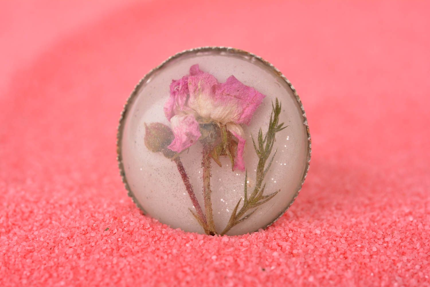 Bague ronde Bijou fait main fleur rose sur fond blanc Accessoire pour femme photo 2