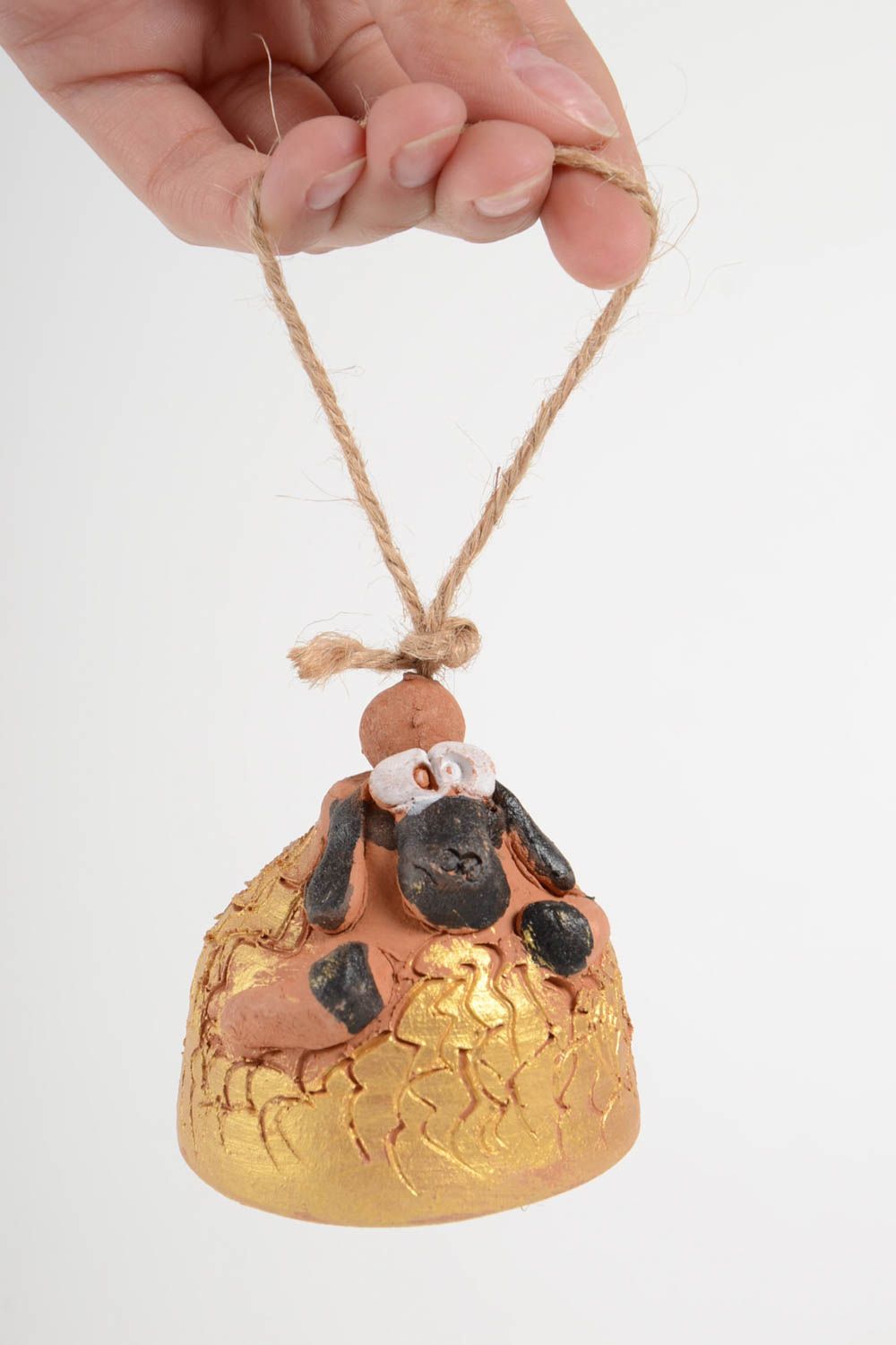 Глиняный колокольчик в виде барашка ручной работы расписанный красками фото 2